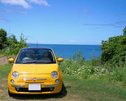 高台のイタ車、オーシャンビュー 高台のイタ車、オーシャンビュー 海,車,高台の写真素材