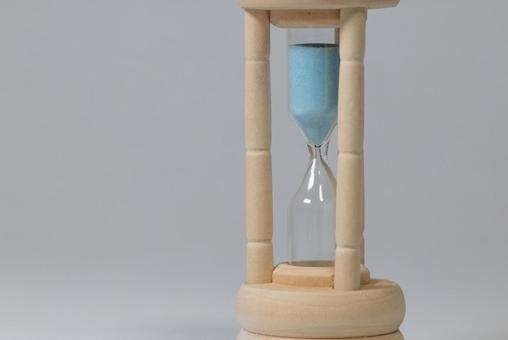 柔らかな光に包まれた木製フレームの砂時計 砂時計,時間,タイムの写真素材