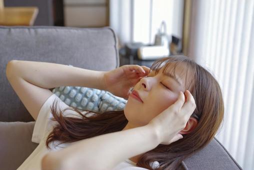 頭痛でつらそうな若い女性の表情 頭痛でつらそうな若い女性の表情 体調不良,頭痛,つわりの写真素材