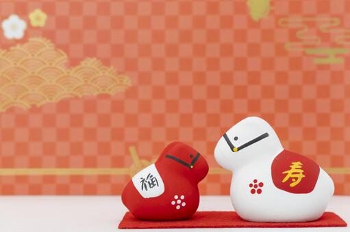 紅白の午の置物と和柄背景 午,十二支,干支の写真素材