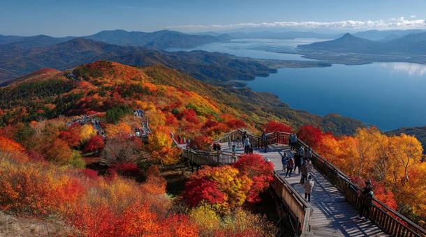 紅葉した秋の山と湖 紅葉した秋の山と湖の写真
