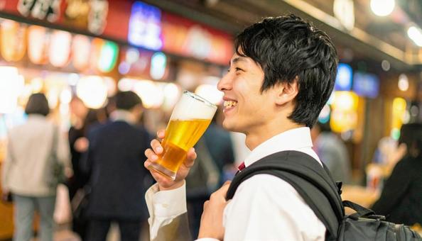飲み会 居酒屋でビールを飲むサラリーマン 飲み会 居酒屋でビールを飲むサラリーマンの写真