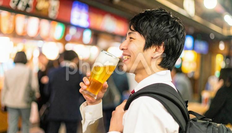飲み会　居酒屋でビールを飲むサラリーマン サラリーマン,ビジネスマン,アルコールの写真素材