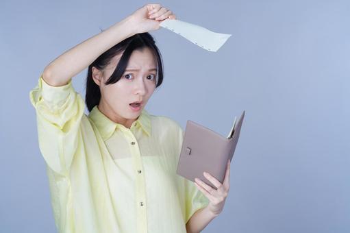 手帳からページをやぶる黄色い服を着た女性 女性,手帳,持つの写真素材