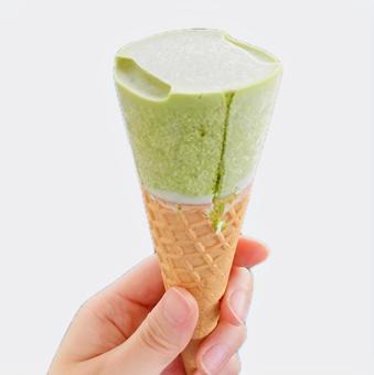 抹茶のコーンアイスクリーム 抹茶のコーンアイスクリーム 抹茶,アイスクリーム,デザートの写真素材