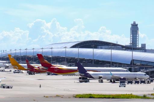 夏の関西国際空港　離発着まちの飛行機 関西国際空港,関空,飛行機の写真素材