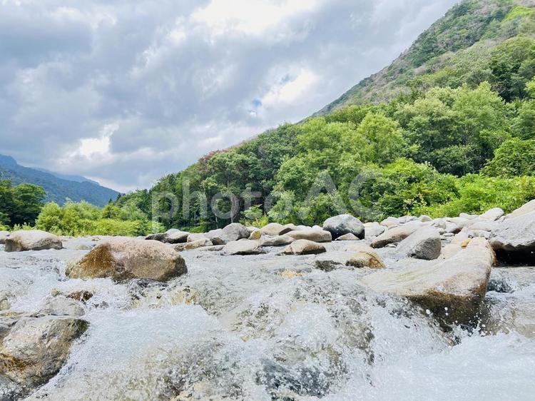 水上高原の清流と岩場の風景 川,清流,岩場の写真素材