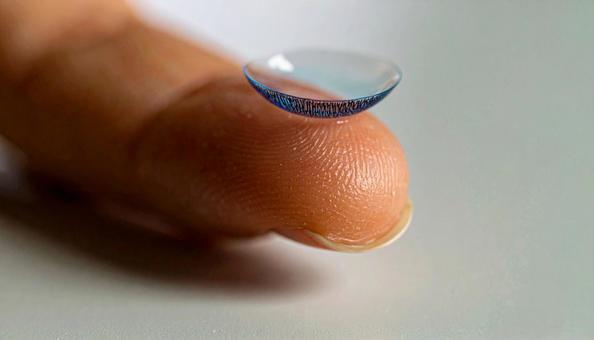 人差し指に取ったカラーコンタクトの写真