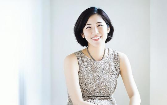 柔らかい雰囲気の中年女性のポートレート 柔らかい雰囲気の中年女性のポートレートの写真