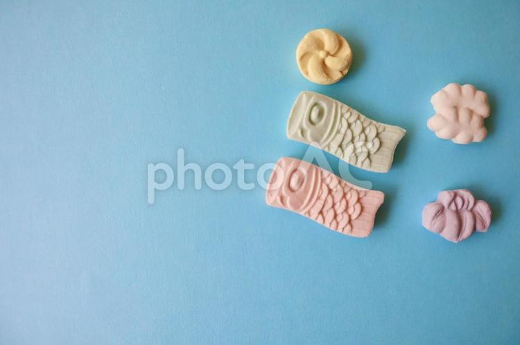 こいのぼりのお菓子のメッセージカード 端午の節句,こいのぼり,お菓子の写真素材