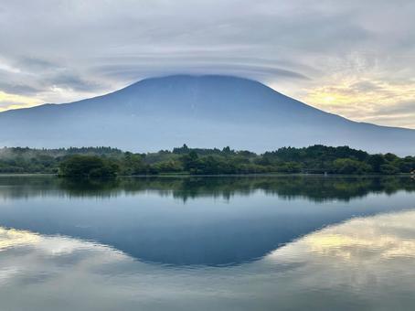 雨の予感 雨の予感 富士山,笠雲,逆さ富士の写真素材