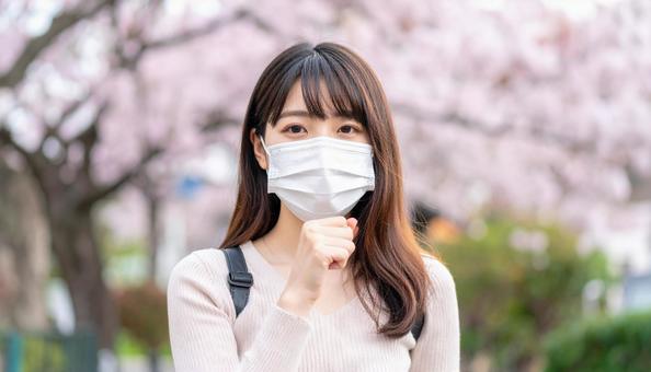 マスクをして辛そうにしている日本人女性 マスクをして辛そうにしている日本人女性の写真
