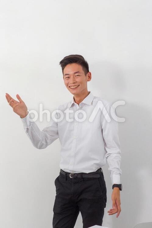 ポーズをとる男性 男性,ポーズ,正面の写真素材