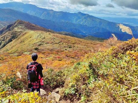 紅葉を眺める登山者 紅葉を眺める登山者 登山,縦走,登山者の写真素材