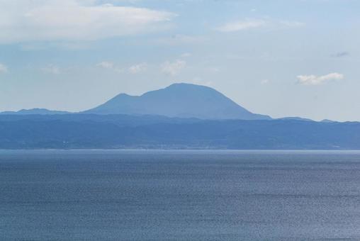 大社湾より望む三瓶山 大社湾より望む三瓶山の写真