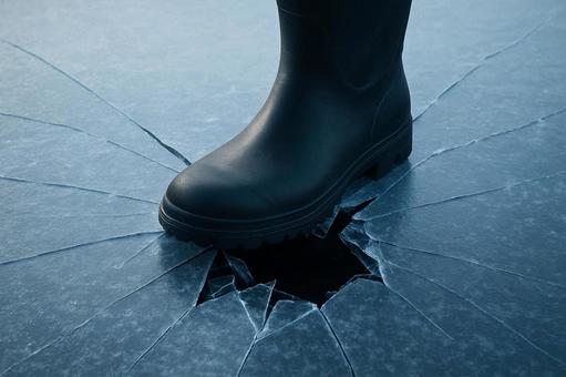 薄氷を踏む、危険と隣り合わせの一歩の写真