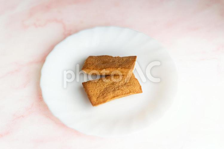 白皿にのせた焼き菓子① フィナンシェ,焼き菓子,スイーツの写真素材