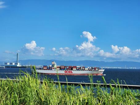 大屋根リングから撮影したコンテナ船 船,コンテナ船,海の写真素材