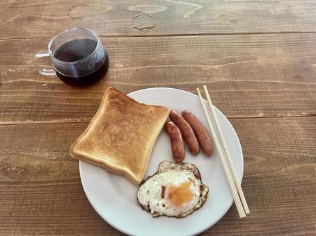 木製テーブルに朝食のプレートとコーヒー 木製テーブルに朝食のプレートとコーヒー 朝食,モーニング,食事の写真素材