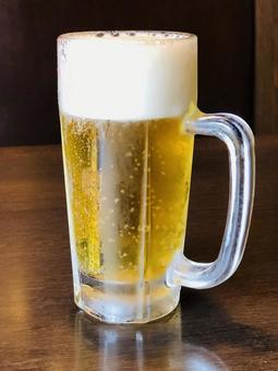 夏はやっぱりキンキンに冷えた生ビール! 夏はやっぱりキンキンに冷えた生ビール! ビール,生ビール,ジョッキの写真素材