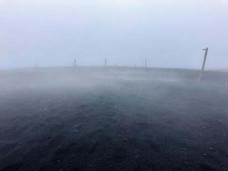 霧に包まれた富士山登山道 霧に包まれた富士山登山道の写真