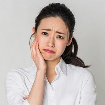 問題を抱えるような表情の女性 問題を抱えるような表情の女性の写真