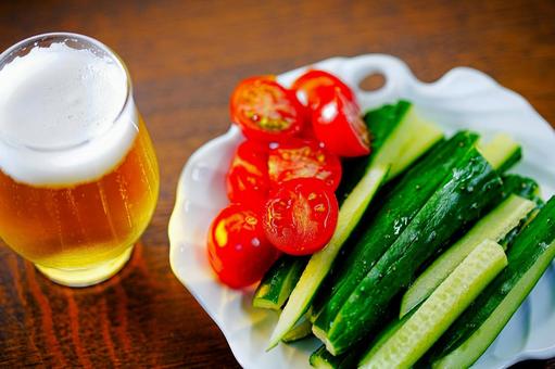 前菜はビールとキュウリとミニトマト 前菜はビールとキュウリとミニトマト 晩酌,ビール,前菜の写真素材