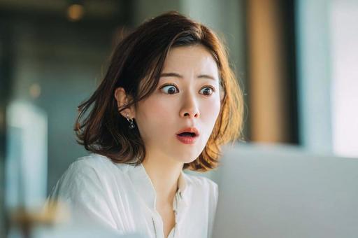 驚いた表情のビジネス女性 驚いた表情のビジネス女性の写真