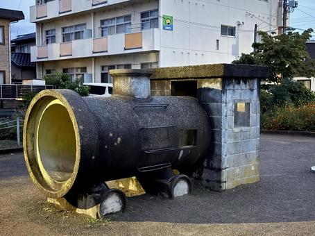 朝の公園　機関車の形をした土管 土管,機関車,コンクリートの写真素材