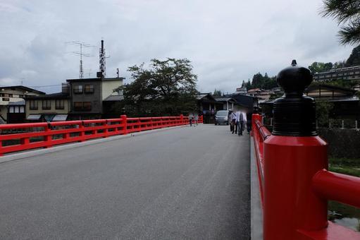 飛騨高山の赤い橋・中橋欄干と擬宝珠、街並 飛騨高山の赤い橋・中橋欄干と擬宝珠、街並 高山,中橋,擬宝珠の写真素材