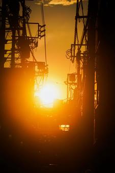 元町の夕陽沈む電柱通り 元町の夕陽沈む電柱通り 夕陽,電柱,電線の写真素材