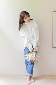 ドライフラワーの花束を持つ女性 ドライフラワーの花束を持つ女性 女性,花,花束の写真素材