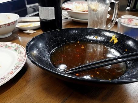 食べ終わった後の散らかった食卓イメージ 食べ終わった後の散らかった食卓イメージの写真