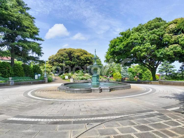 港の見える丘公園の噴水広場　横浜　山手 港の見える丘公園,横浜水道創設記念噴水塔,噴水広場の写真素材