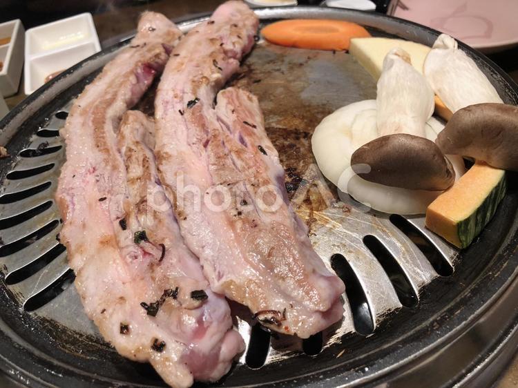 サムギョプサル　韓国料理 サムギョプサル,お肉,肉の写真素材