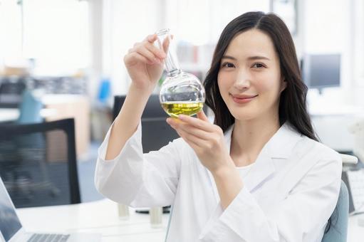 実験をする白衣の若い女性研究者 実験をする白衣の若い女性研究者 研究,サイエンス,実験の写真素材