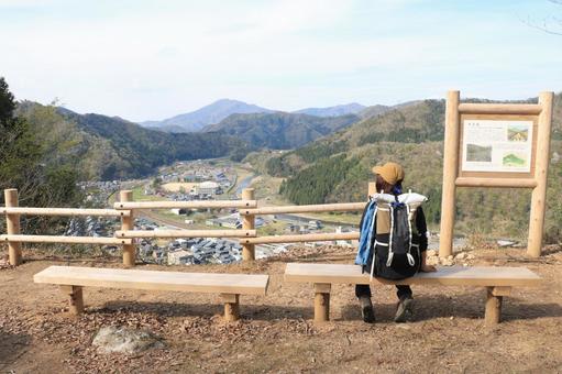 ハイキングで休憩をしている女性の写真素材 ハイキングで休憩をしている女性の写真素材の写真