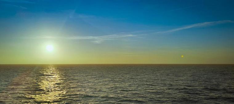 黄金色に染まる海と青空の水平線 黄金色に染まる海と青空の水平線 夕日,海,水平線の写真素材