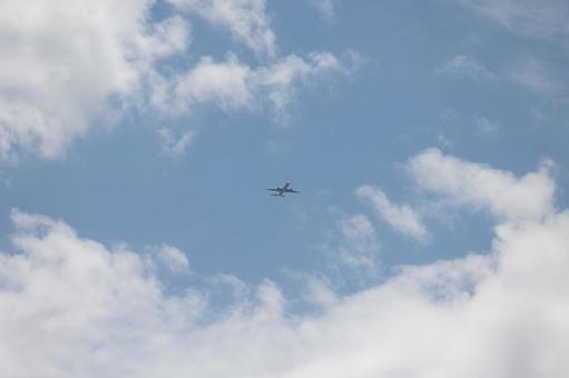 雲間から現れた飛行機 雲間から現れた飛行機の写真