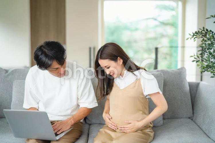 出産直前の妊婦の病院を探す男性 破水,陣痛,妊婦の写真素材