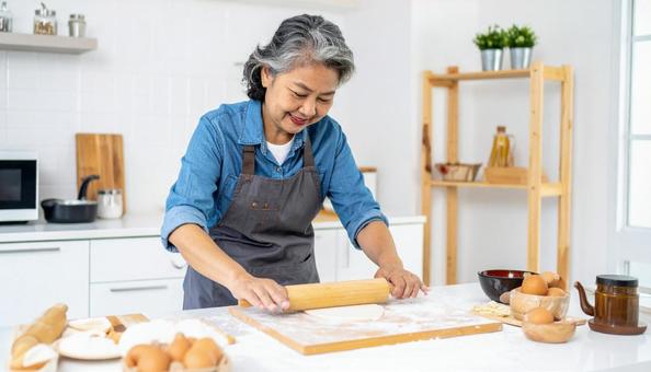 そば打ちをする女性 そば打ちをする女性の写真