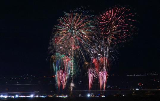 カラフルな打ち上げ花火/斐伊川花火 カラフルな打ち上げ花火/斐伊川花火 花火,打ち上げ花火,夏の写真素材
