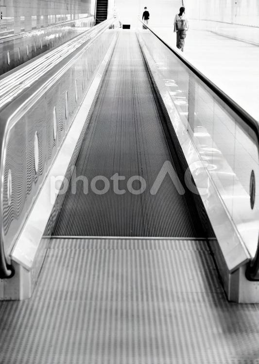 停止中の動く歩道：白黒 停止,節電,動く歩道の写真素材