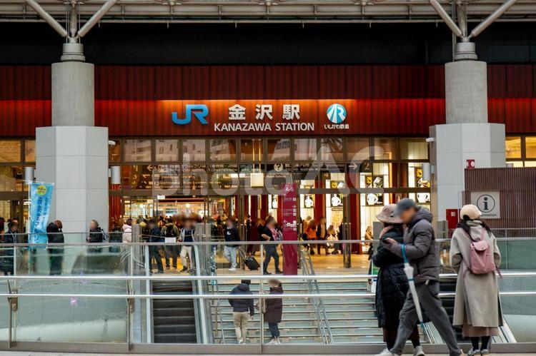 活気あふれる金沢駅の風景 金沢駅,建築,観光の写真素材
