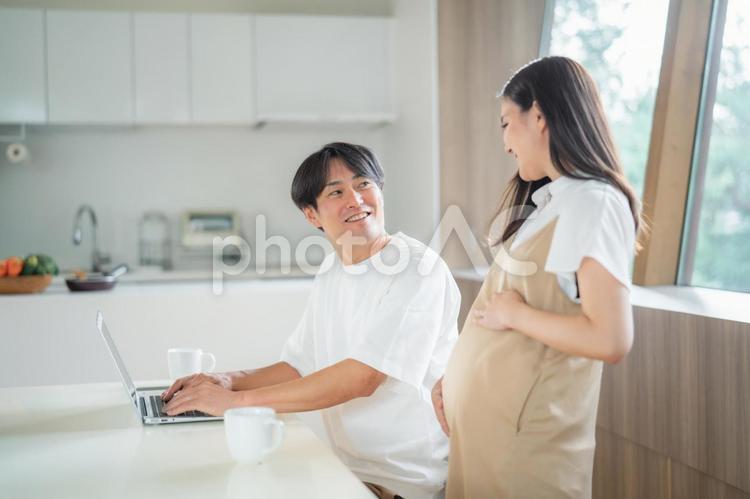 テレワークする男性と妊婦 妊婦,ワーケーション,妊娠の写真素材