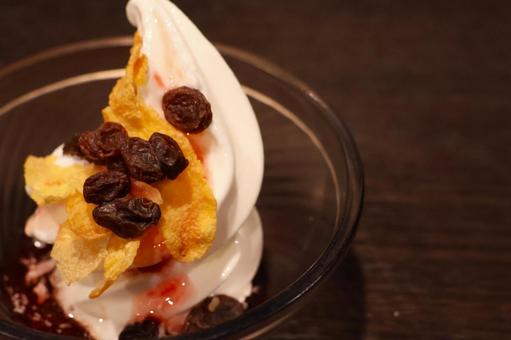 飲食店の干しぶどう入りソフトクリーム 飲食店の干しぶどう入りソフトクリームの写真