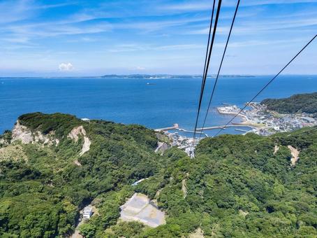 鋸山ロープウェー車内から久里浜方面の眺望 鋸山ロープウェー車内から久里浜方面の眺望の写真