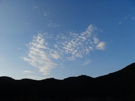 山の稜線と青空と雲 山の稜線と青空と雲の写真