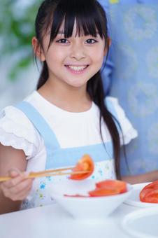 トマトを盛り付ける朝の風景の写真