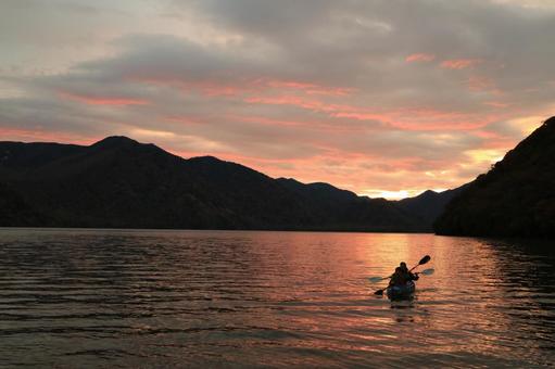 中禅寺湖 菖蒲ヶ浜から見た夕日 中禅寺湖 菖蒲ヶ浜から見た夕日 中禅寺湖,菖蒲ヶ浜,夕日の写真素材